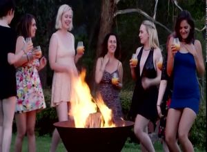 Симпатичные шведки устроили голый пикник